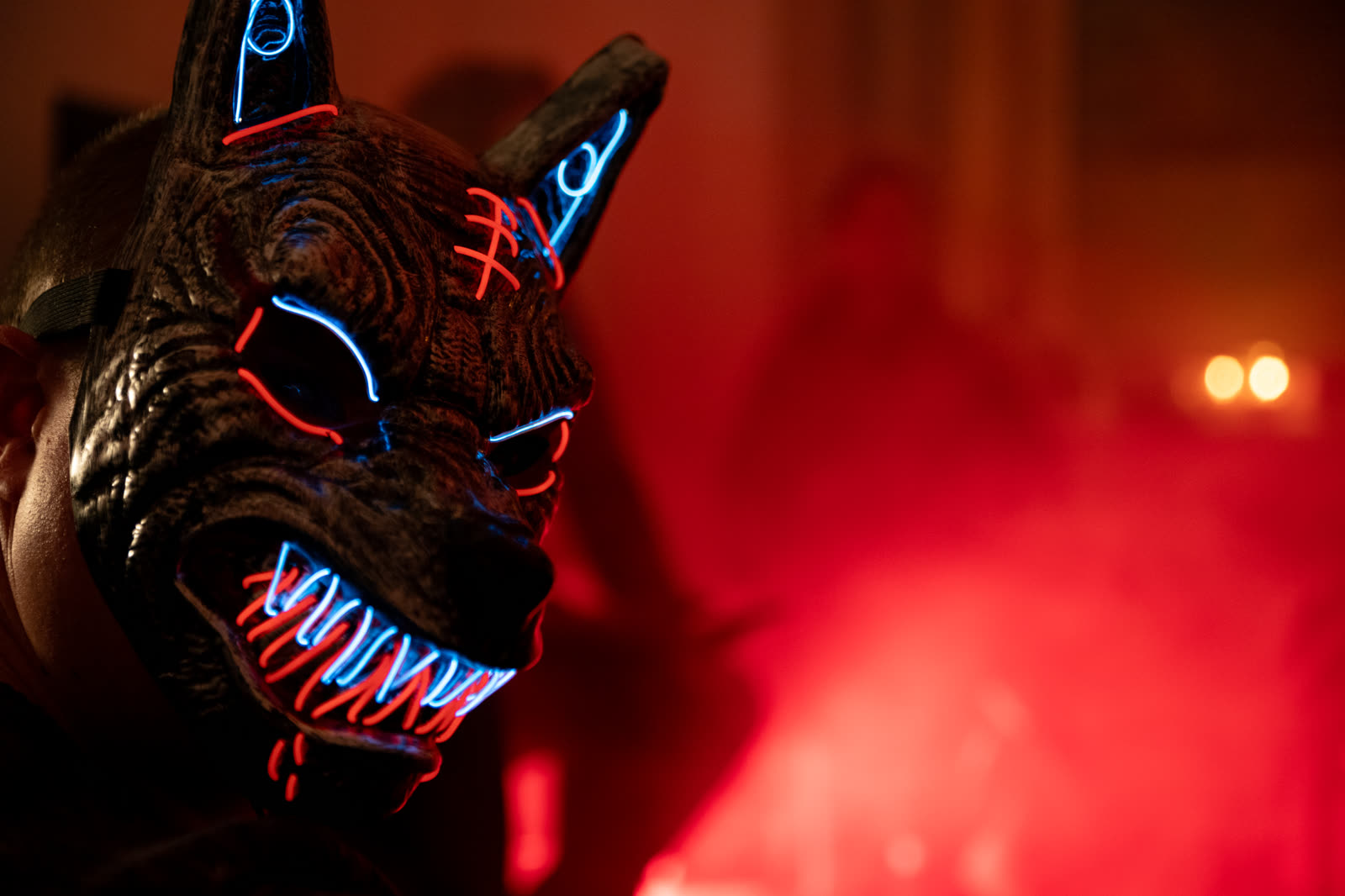 Leuchtende Werwolf-Maske im roten Nebel bei einer Werwolf-GameMaster-Session